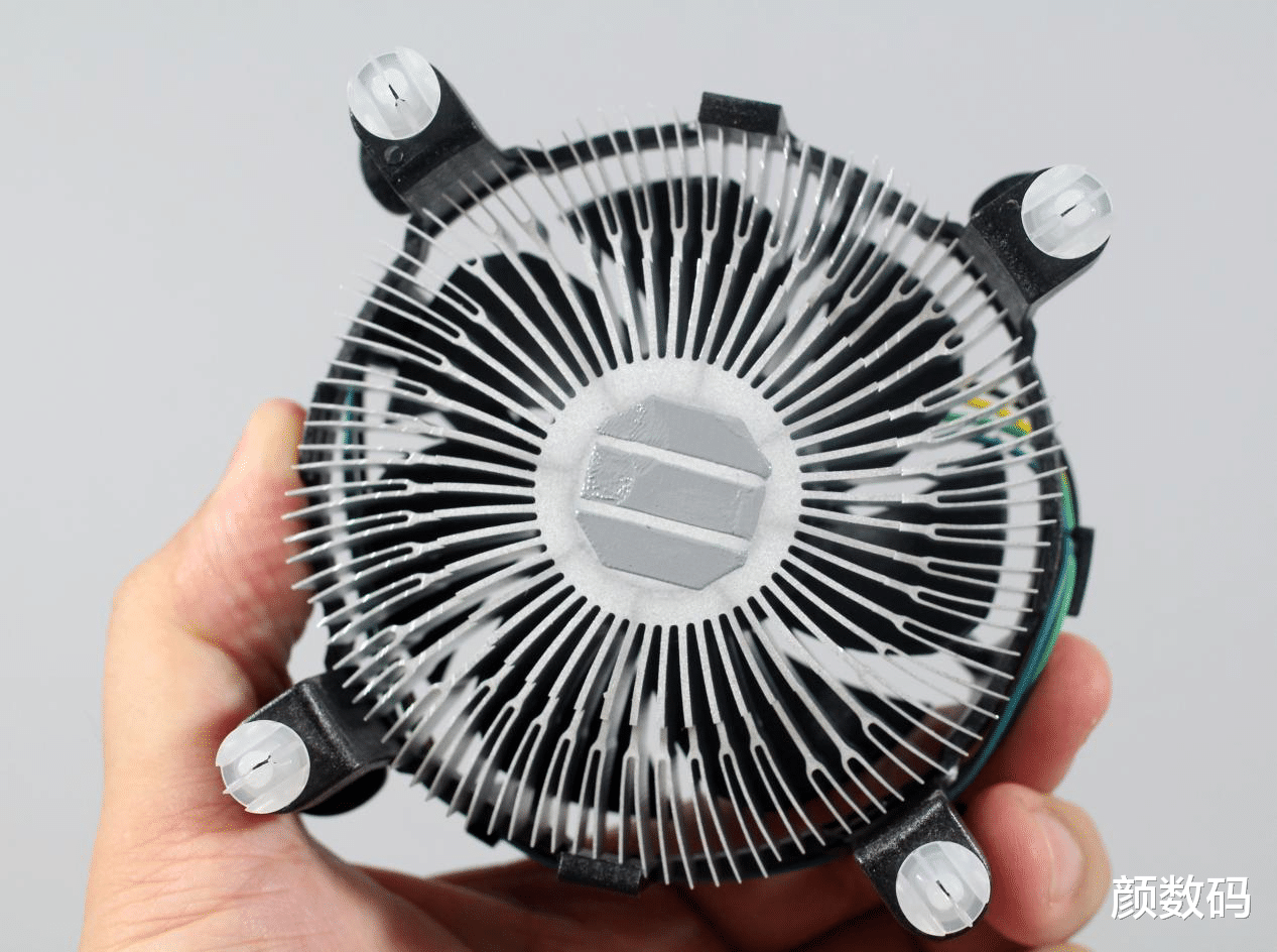 |七年没变还缩水？十代酷睿原装风扇你敢用？我还是决定花钱升级了