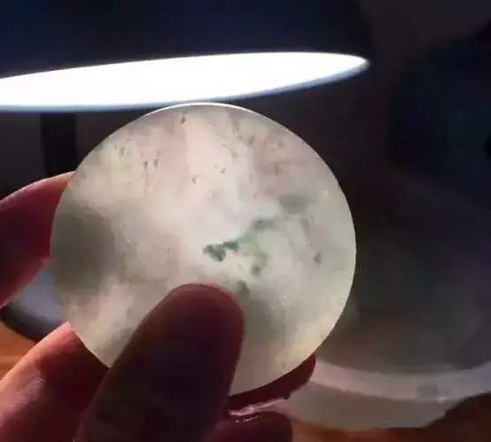 翡翠▲同样是300万切的石头，一刀下去，几家欢喜几家愁！