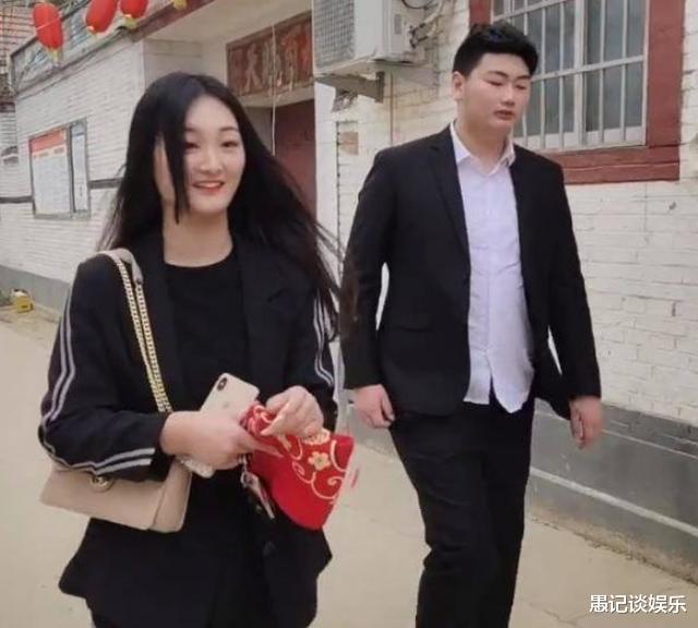 侯佩岑|朱之文百万儿媳回婆家,一身名牌很神气,下地看望公公不换装