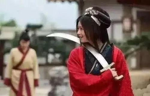 刘亦菲|明星在片场休息：赵丽颖蹲在土坑，刘亦菲在炒菜，看见胡歌后我笑了！