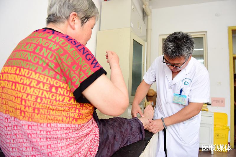 『血糖』脚是血糖的“信号灯”？脚上若有这4种症状，多是说明血糖不低了