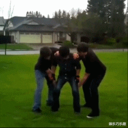 |学姐，这么薄的裤子就不要穿出来了吧，我在你后面都觉得尴尬