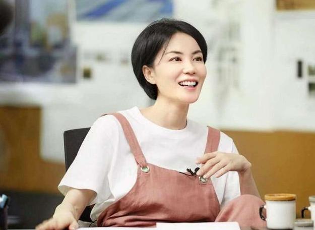 |走进王菲在北京的家，跟女儿住3层欧式别墅，平均一人住一层半