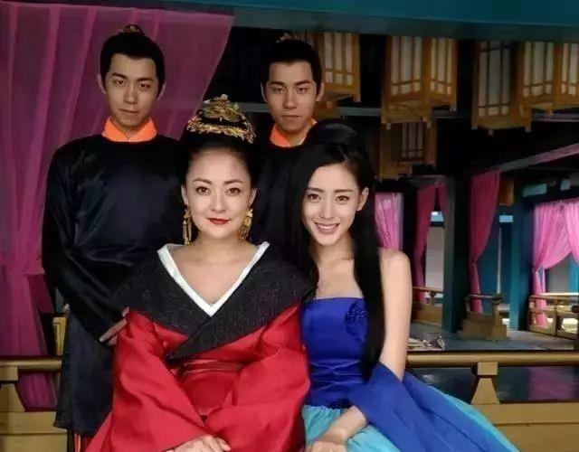 「连奕名」前妻为他退圈,他成名后娶小8岁娇妻,如今前妻成名他却无戏可演