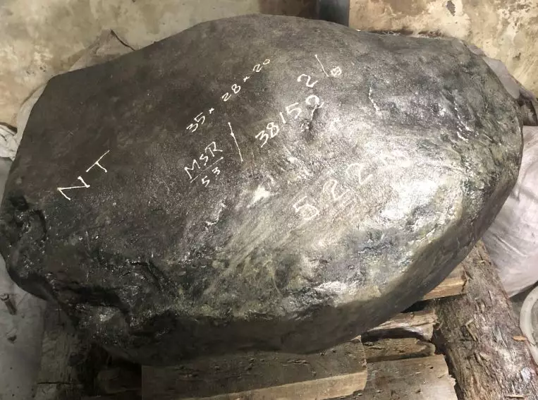 光绪元宝|50万买下100多公斤的翡翠赌石，一刀下去瞬间化为乌有