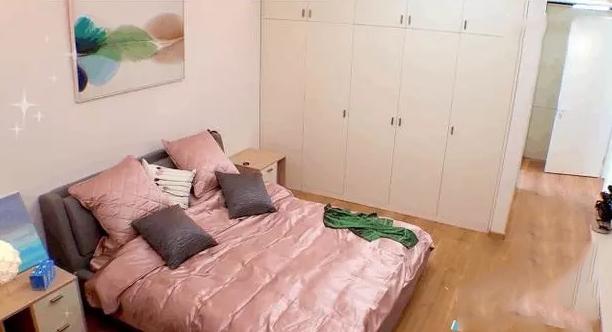 何穗|参观超模何穗的家，家里连家具也没几件，客厅还剩下一片空地