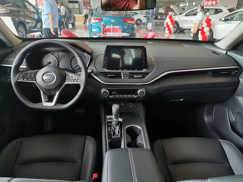 【法系车】20万落地，探店对比雅阁、凯美瑞、天籁、阿特兹，有啥优缺点？