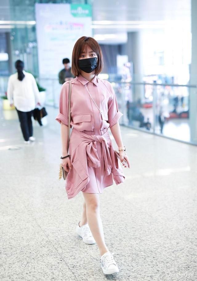 『粉色』谭松韵童颜真可爱，粉色口袋裙大方减龄，短发清新太提气质