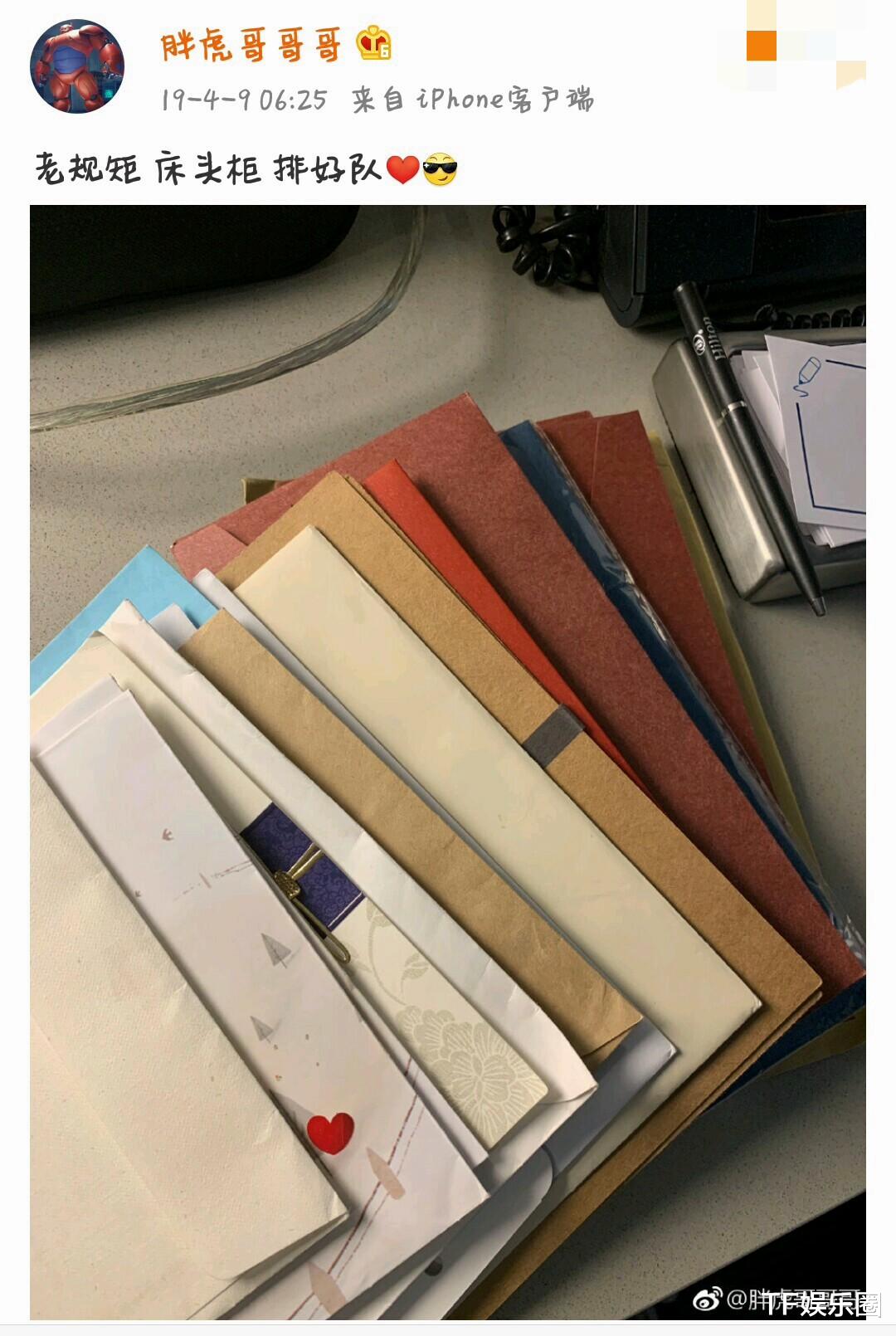 易烊千玺@胖虎发文庆祝易烊千玺获金像奖，内容有双层含义，配图也很用心