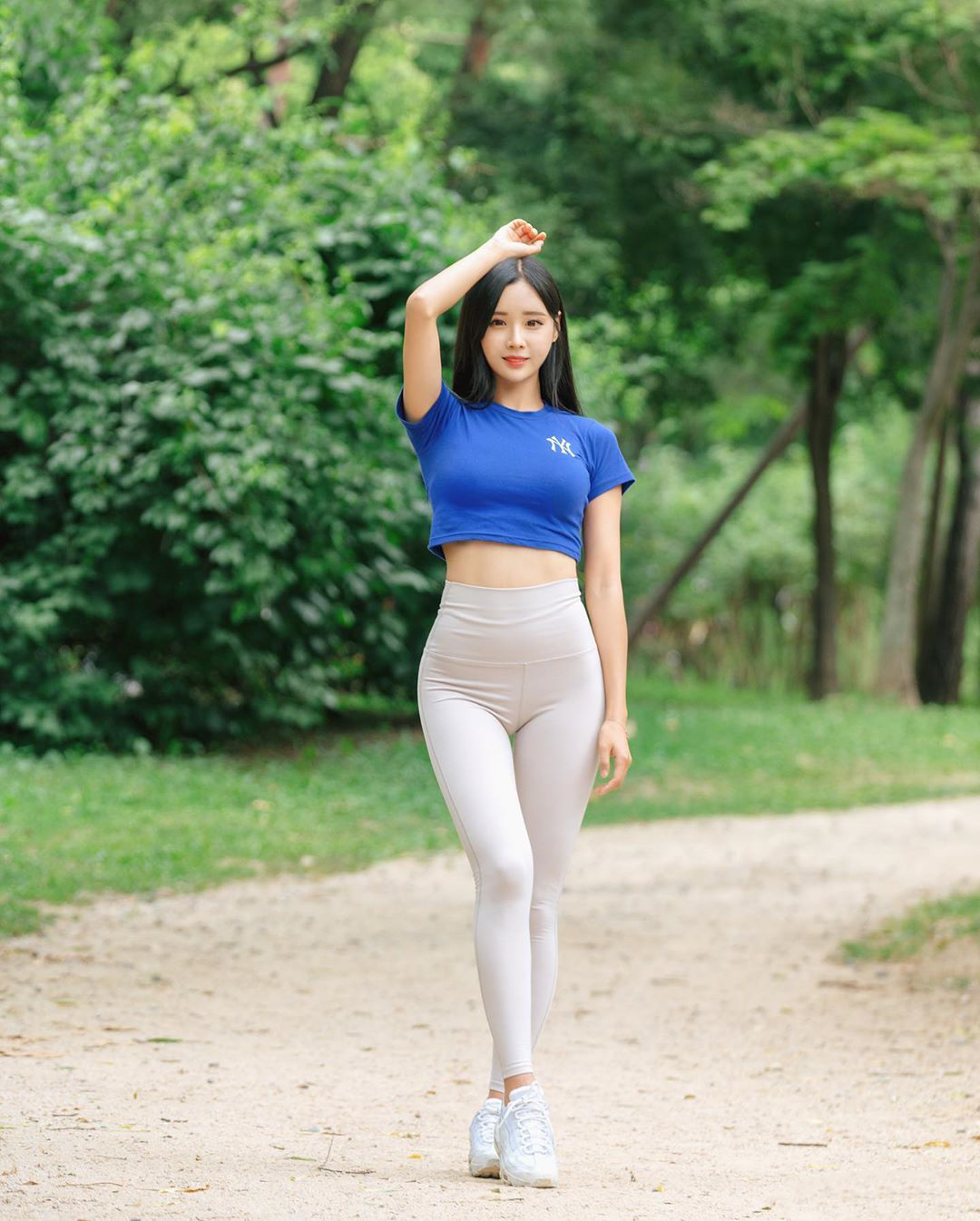 小姐姐|公园里邂逅健身漫步的姑娘，从今天起决定好好锻炼