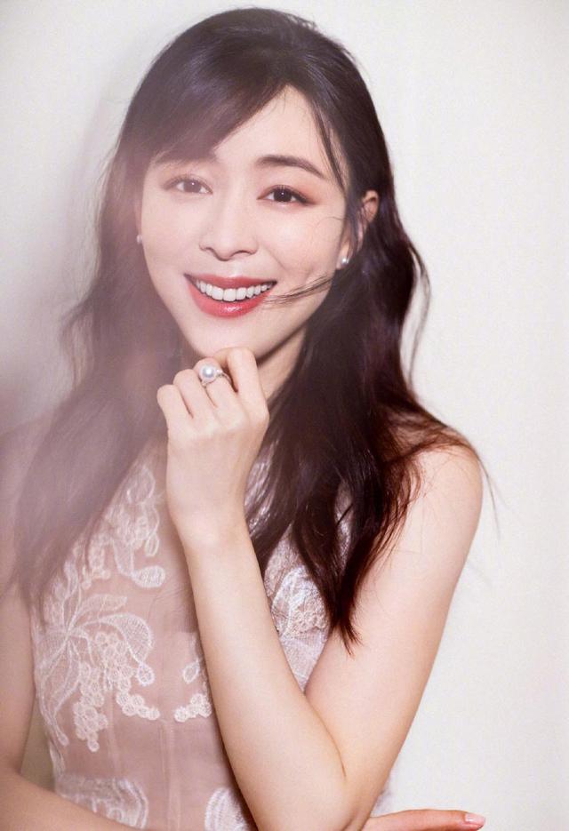 发型|40岁张静初“逆生长”，穿刺绣纱裙优雅又温婉，真是人如其名