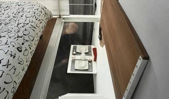 闺蜜花60万买北京8平米蜗居，睡觉头顶天花板，网友：值