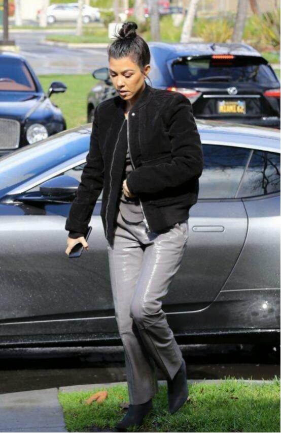 「金·卡戴珊」卡戴珊大姐侧卧泳池边，1米52的身高不耽误秀身材，腿比豪宅吸睛