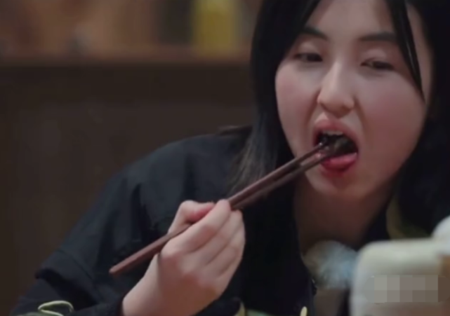 「彭昱畅」张子枫急着吃花甲,却被彭昱畅阻止,下一秒看到他做了啥,甜到我了