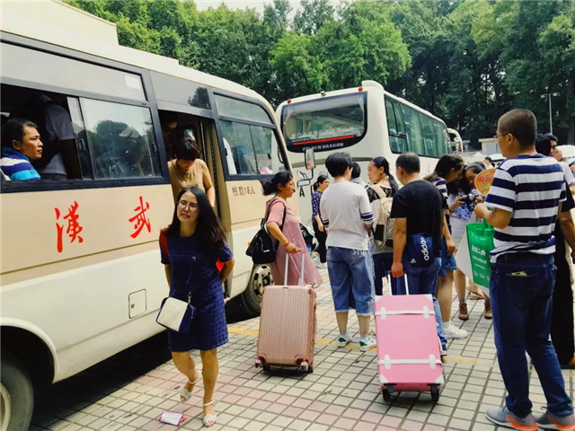 高校|多所高校公布大一新生开学时间，学生家长看后炸锅了，这也太晚了