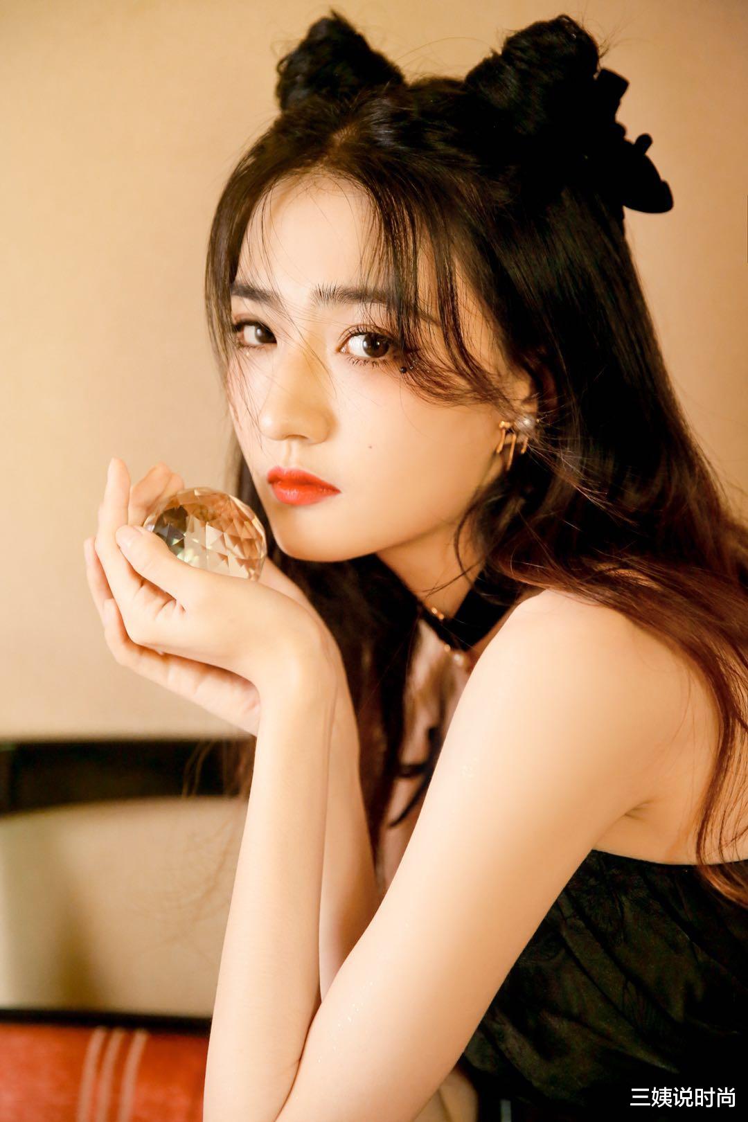 |徐璐穿暗黑色照旧很可爱，是甜中带酷的暗黑萝莉