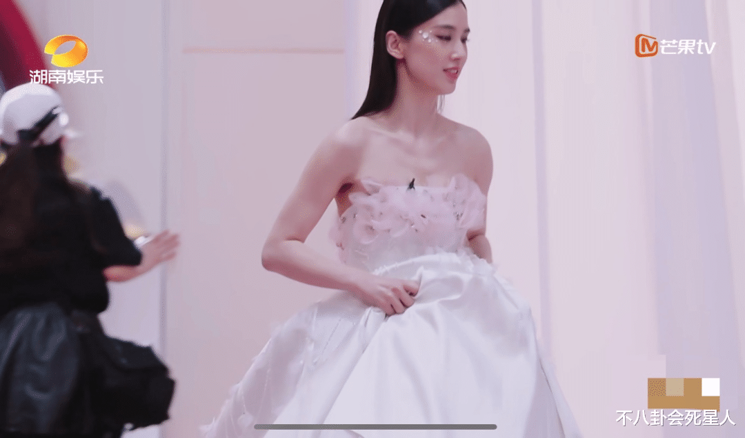 姐姐■《乘风》姐姐们微表情大赏：张雨绮内涵杨超越，她直言瞧不起评委