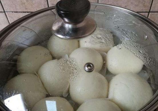 馒头@蒸馒头别只会酵母和白糖!多加一点它,10分钟发满盆,馒头还香软