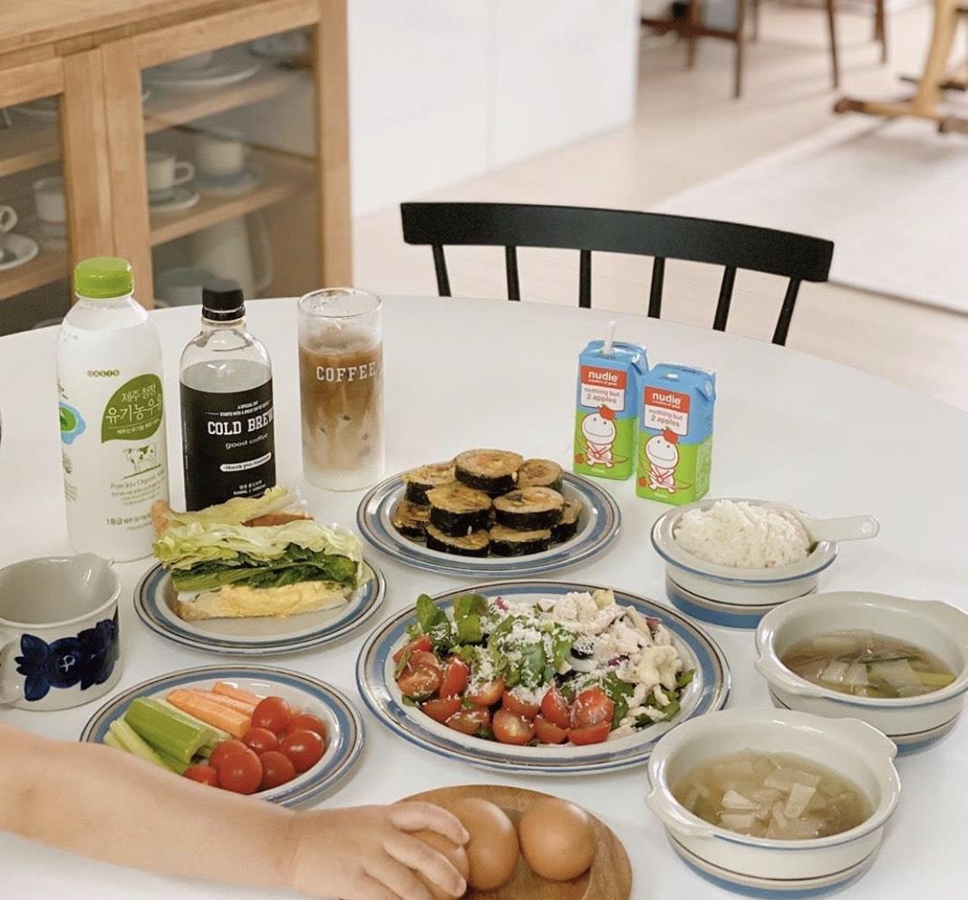 『』走进韩国女主的家，真的受益匪浅！全屋物品罗列得有条不紊，养眼