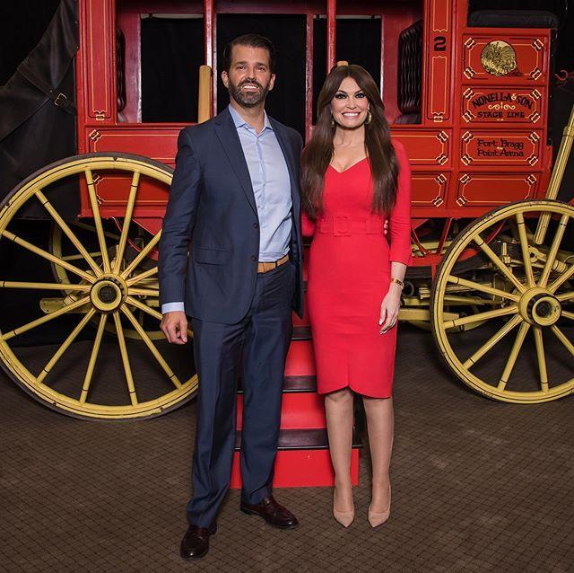 『特朗普』特朗普要慌了！大儿子51岁女友感染新冠，和原配生5娃都另找新欢