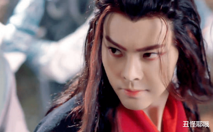 肖战▲同样是“入魔”，肖战靠眼神，张翰靠化妆，而他就靠一个转身