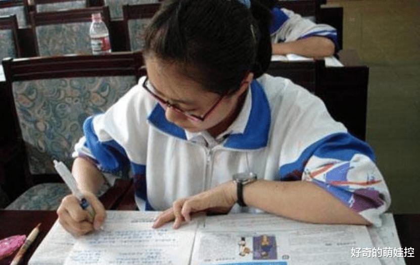 「学渣」“写字姿势”与学习成绩有关，学渣学霸大不相同，看看你是哪种？