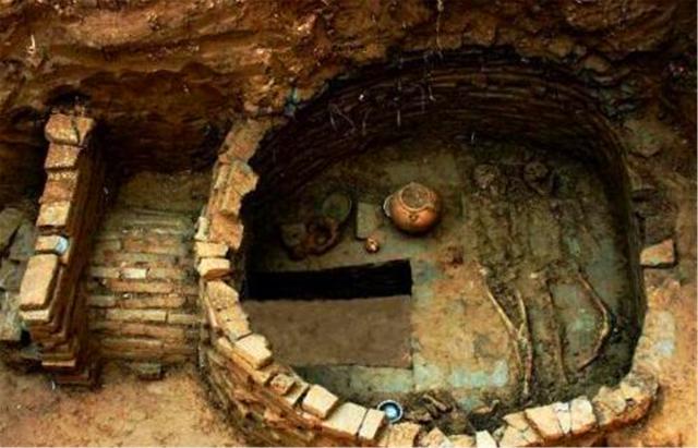 康熙▲内蒙特大发现，出土龙袍女尸，身下还有血迹，专家：康熙最爱的人