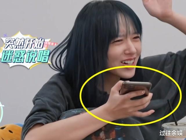 程潇|程潇睡觉脸上还“带妆”？睡醒后口红颜色抢镜，闺蜜开门后表情亮了