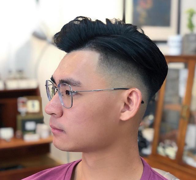 发型|比欧豪的寸头发型更帅气！今秋男生流行“两边掏空”，潮流有个性