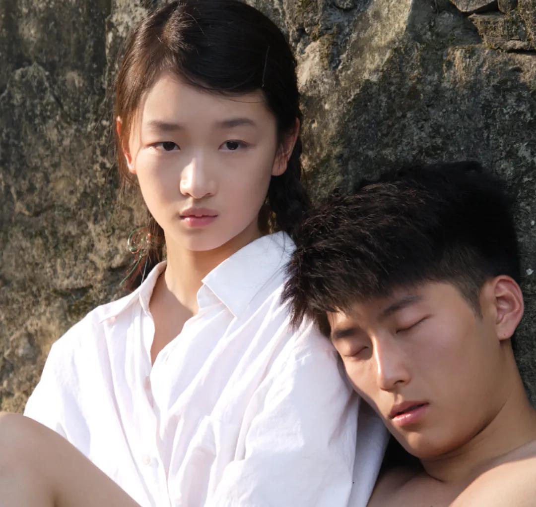 谋女郎|首位00后谋女郎因长相上热搜：一副招直男喜欢的白幼瘦就该骂？