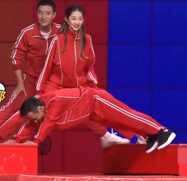 张艺凡|张艺凡超正常劈叉，看呆关晓彤，劈叉最大限度比宋小宝还长