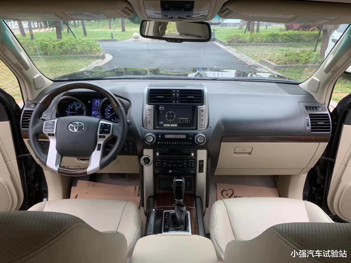 「丰田普拉多」2020款丰田霸道来了，标配全时四驱，一箱油能跑1500公里？