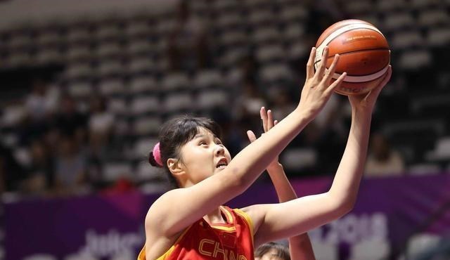 李月汝：女篮奥尼尔高调谈恋爱，男友19岁身高2米18，球迷：真的是太般配