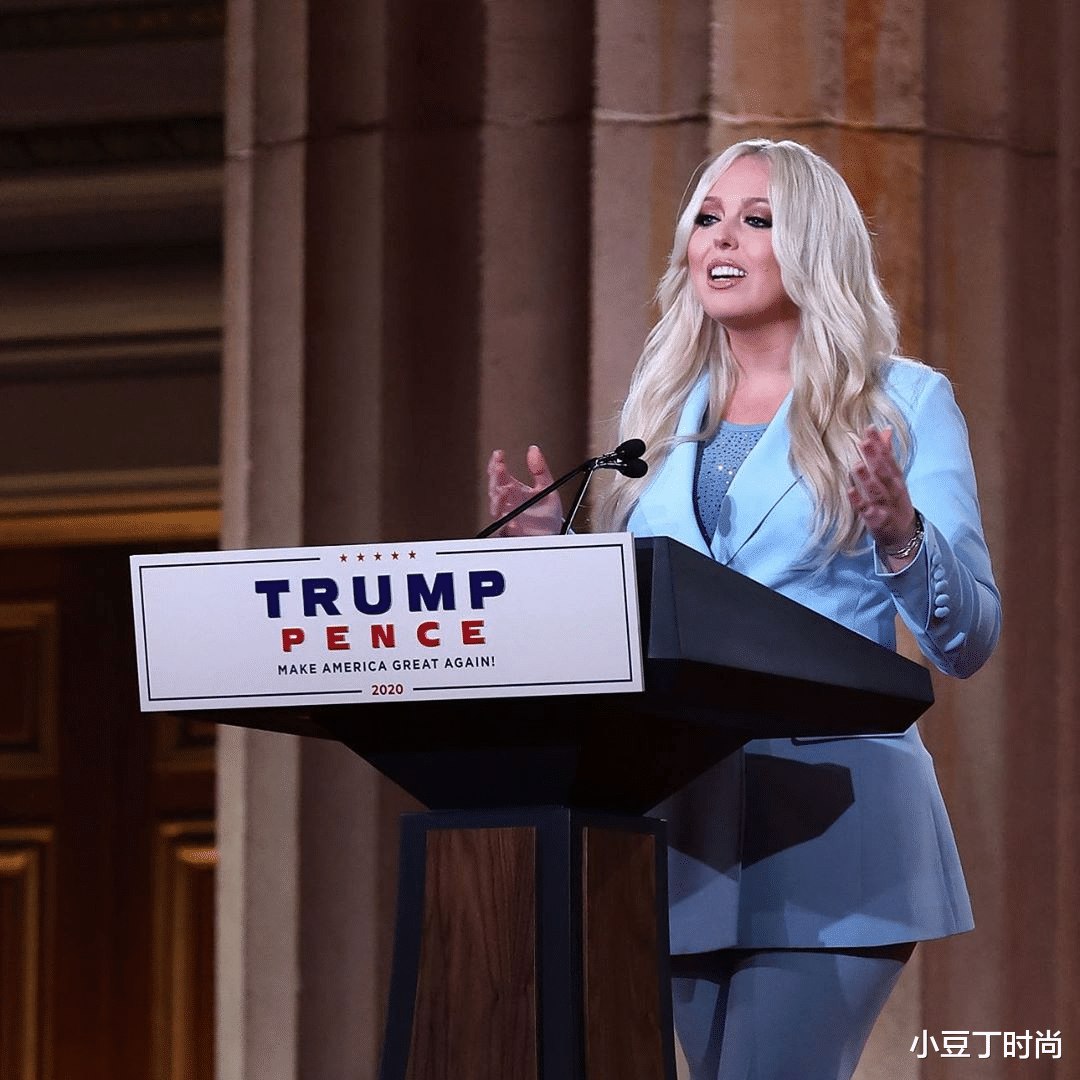 西装|特朗普小女儿太自信，淡蓝色西装配开叉喇叭裤，180斤气场强大