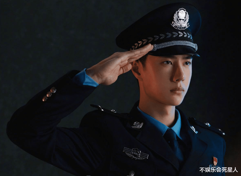 [王一博]与警察合照不要站C？薛之谦成翻车现场，王一博的站姿却看愣了