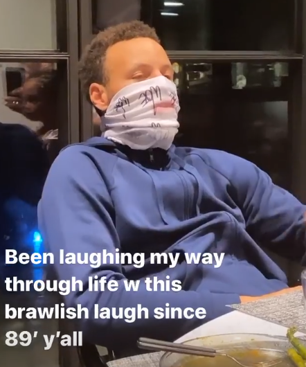 斯蒂芬·库里@搞怪合影后!32岁库里在家戴面纱,喝酒也不摘下,库嫂:真受不了