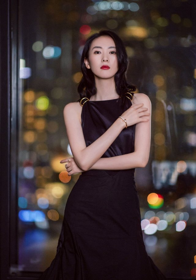 童瑶|飞天奖大合影排位惹争议,孙俪童瑶站中心位,视后秦海璐站边上被抢风头