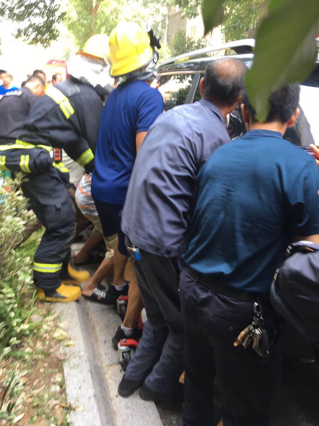 [郴州]赣州一小区突发大火！这一幕令人气愤！