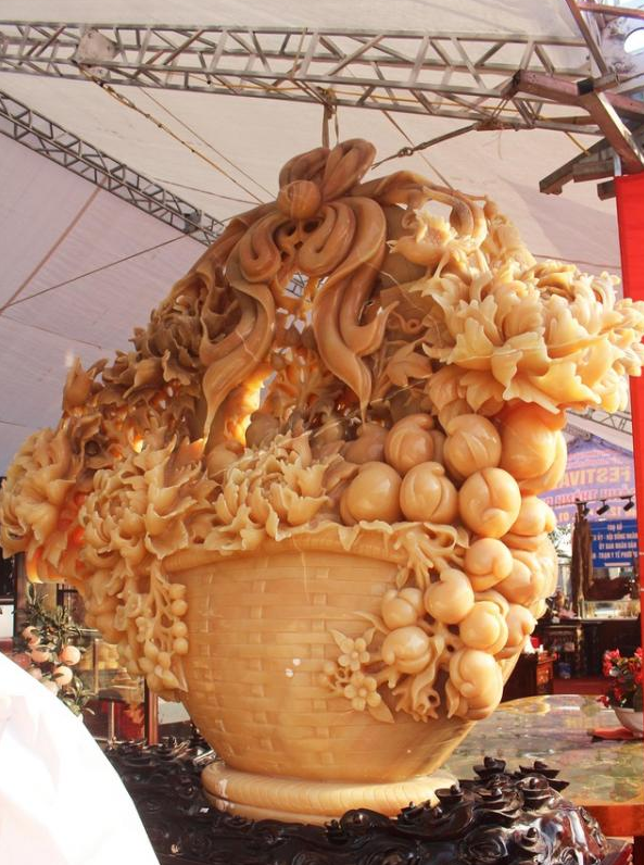 雕刻|玉石花篮重1.5吨由6人用3个月雕刻成，有人出20万主人不卖