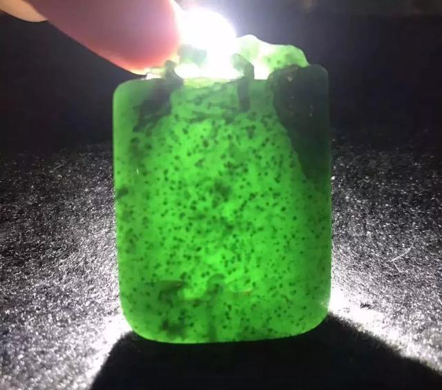 翡翠|幽深墨翠，点点雪花，小伙9000拿下的翡翠原石，成品夺人眼球