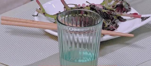 郑爽@郑爽80多斤还在减肥，谁注意她开小灶吃的啥？谭松韵都看懵了