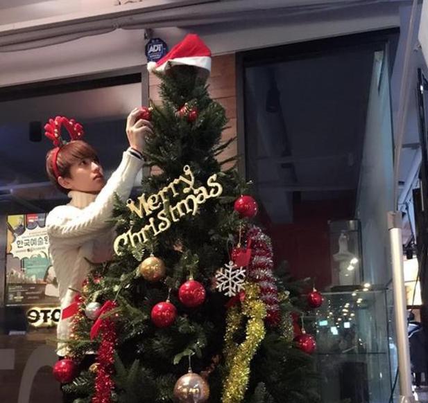 徐坤▲蔡徐坤晒出自己的豪宅，从小在美国生活，家里都是西式布置装修