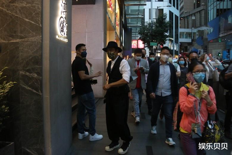 阿Sa|阿Sa与男友甜蜜同框,两人牵手力破分手传闻,路上还偶遇任达华