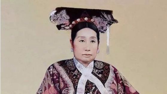 翡翠|全国第一败家女：鞋底镶珠宝，手镯7000万，连指甲都是翡翠！