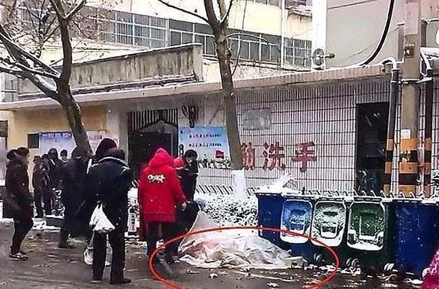 路远联盟解说 山东一环卫工雪天路边死亡，网友：不能给他们涨工资，为啥？