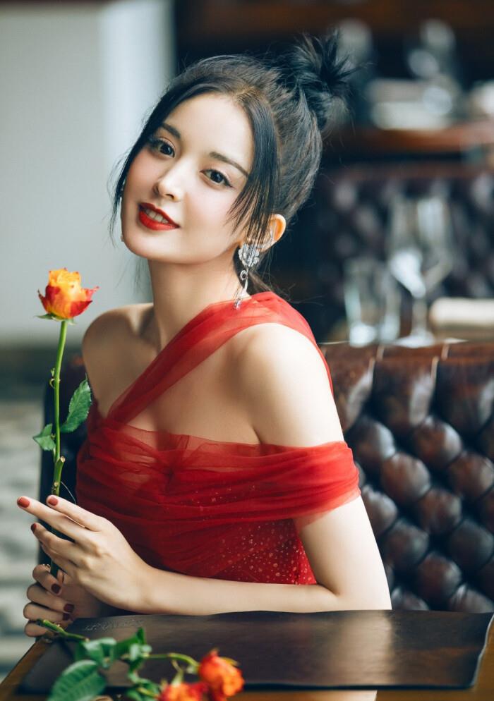 古力娜扎|有一种美叫古力娜扎穿红裙，美得发光，这就是冷白皮肤天生的优势