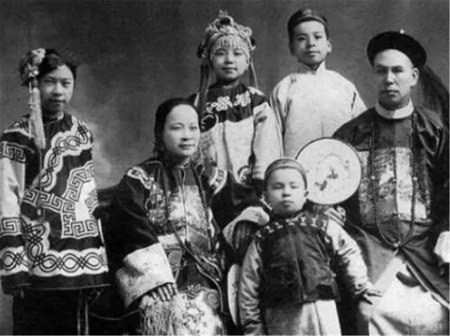 隆科多■清朝灭亡后，14万皇室成员去哪儿了？有人至今留长辫，自称八阿哥