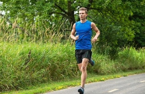 跑步|坚持每天跑步和隔一天跑一次的人，哪一个对减肥更有利呢？