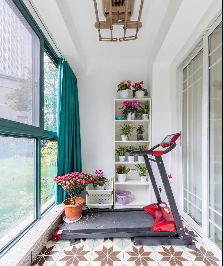 『』客厅和阳台之间有做推拉门，窗帘应该怎么装？