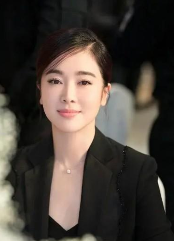 【左小青】43岁“娟子”左小青,低调嫁大20岁富豪育有一女,今复出风采不减